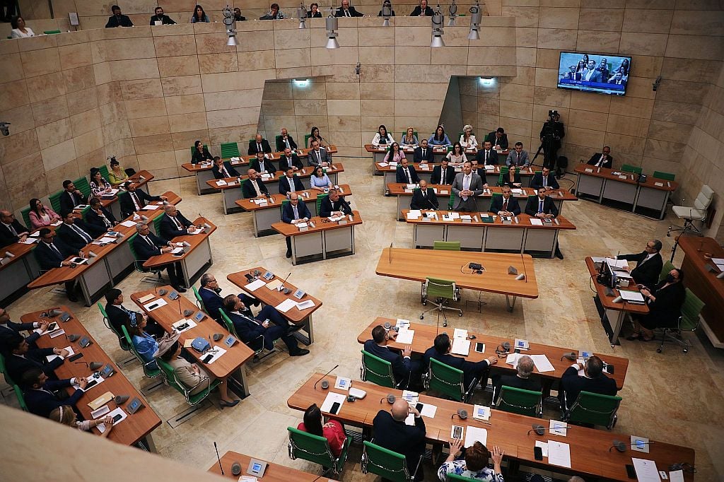 Los diputados malteses participan en una sesión parlamentaria